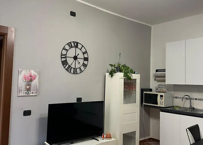 Nest Of The Lakes - Between Maggiore, Monate And Comabbio 카드레짜테