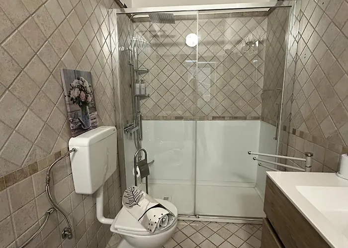 Nest Of The Lakes - Between Maggiore, Monate And Comabbio *