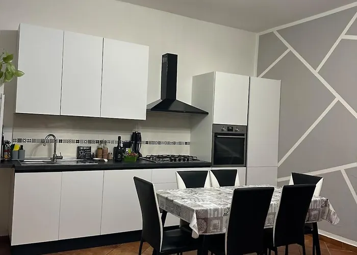 Nest Of The Lakes - Between Maggiore, Monate And Comabbio Cadrezzate